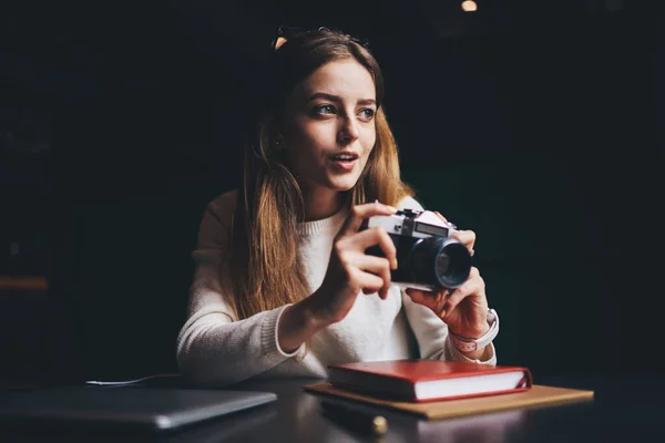 Positieve Langharige Dame Casual Outfit Kijken Uit Raam Terwijl Het — Stockfoto