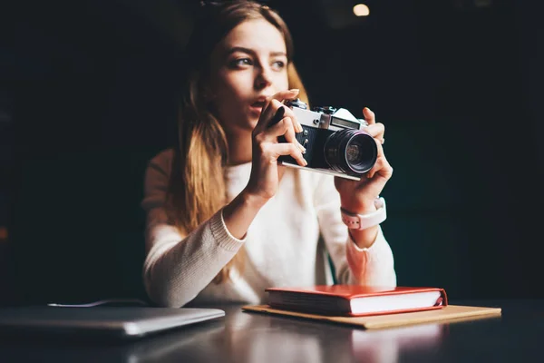 Concentrated Female Photographer Casual Clothes Looking Away Taking Photos Vintage — Stock Photo, Image