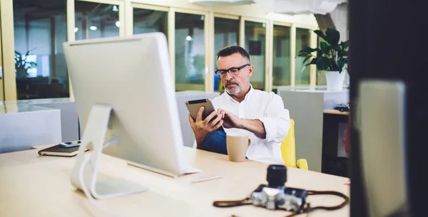 Middle Aged Male Manager Watching Uploaded Photos Tablet Sitting Desk — Fotografia de Stock