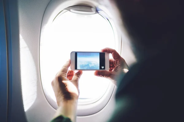 Вид Ззаду Людини Подорожує Літаку Сидить Кріслі Пасажира Фотографується Смартфоні — стокове фото