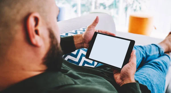 Arriba Cosecha Hombre Anónimo Ropa Casual Sentado Cama Tableta Navegación — Foto de Stock