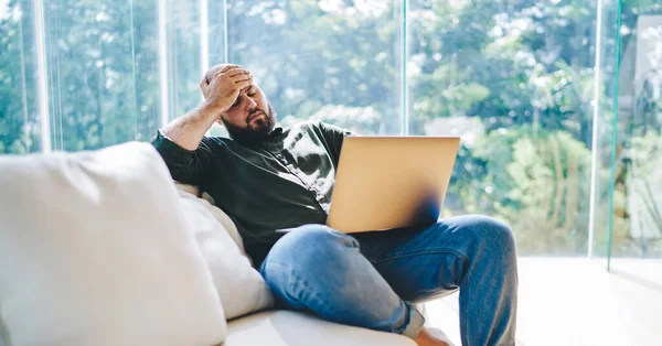 Brede Hoek Van Vermoeide Mannelijke Freelancer Casual Kleding Hand Voorhoofd — Stockfoto