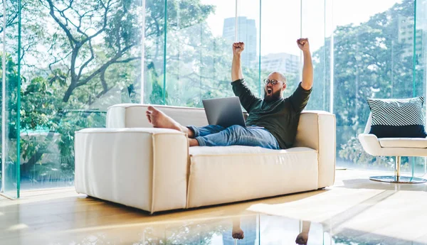 Sudut Lebar Berteriak Laki Laki Dengan Laptop Terbuka Sofa Mengangkat — Stok Foto