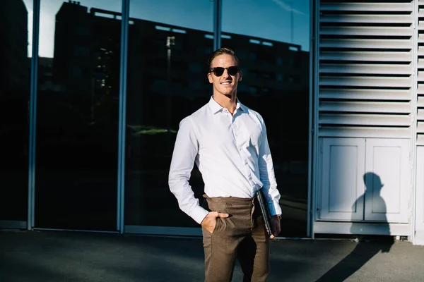 Retrato Mitad Duración Del Alegre Gerente Masculino Posando Entorno Urbano — Foto de Stock