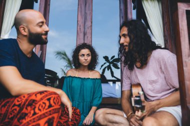 Terasta oturan ve gitar çalarken birlikte zaman geçiren içerik çeşitliliği düşük arkadaş grubu.