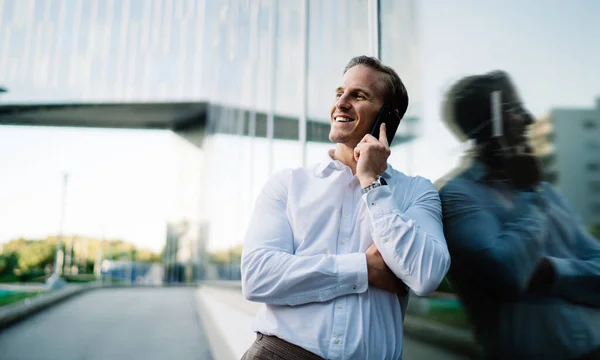 Cheerful Businessman White Shirt Smiling Urban Building Enjoying Positive International — 图库照片