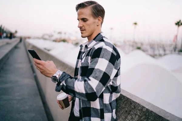 Serious Caucasian Man Holding Mobile Phone Sending Mail Chatting Social — Foto Stock