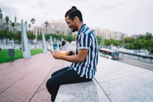 Vista Lateral Alegre Joven Étnico Con Corte Pelo Moda Traje — Foto de Stock