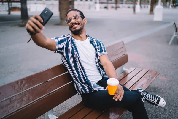 Happy Africano Americano Hipster Cara Sentado Banco Recriando Fazendo Selfie — Fotografia de Stock