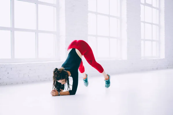 Motivovaná Žena Aktivním Oblečení Dosahující Fitness Cíle Při Cvičení Běloška — Stock fotografie