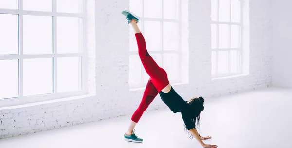 Mulher Caucasiana Prática Desgaste Ativo Flexibilidade Treinamento Corporal Perfeito Estúdio — Fotografia de Stock