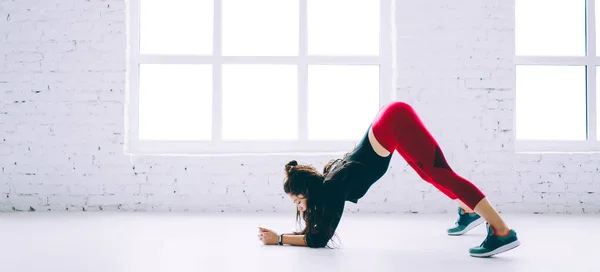 Entschlossene Frau Trendigen Trainingsanzug Stretching Mit Anstrengung Beim Körperlichen Training — Stockfoto
