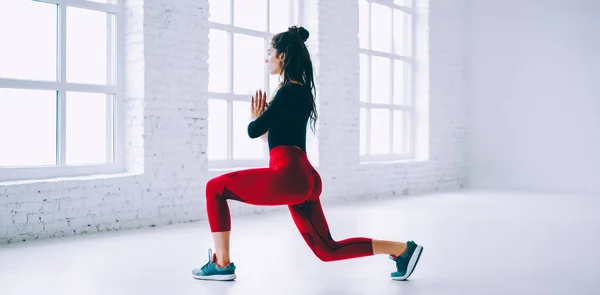 Jonge Caucaisan Sportvrouw Trainingspak Kleding Stretching Beenspieren Training Witte Sportschool — Stockfoto