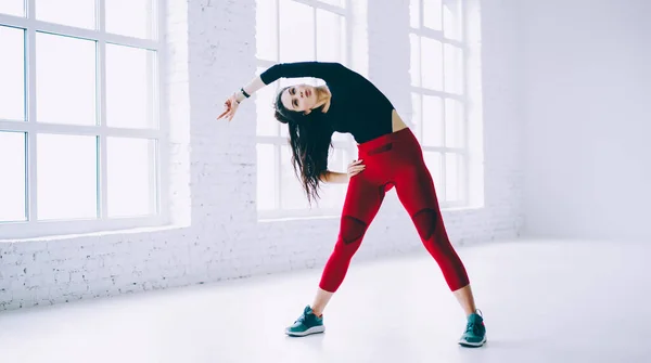 Gemotiveerde Vrouw Actieve Kleding Bereiken Fitnessdoelen Oefenen Tijdens Het Stretchen — Stockfoto