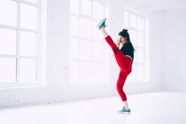 Determinadas Lutadoras Brancas Treinando Força Parte Inferior Corpo Motivado Com — Fotografia de Stock