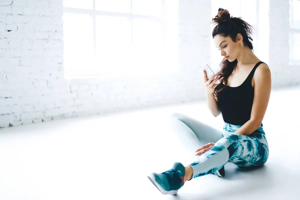 Millennial Vrouw Activewear Controle Melding Mobiele Applicatie Tellen Calorieën Training — Stockfoto