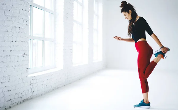 Deportista Activa Estira Las Piernas Mientras Usa Móvil Para Bloguear — Foto de Stock