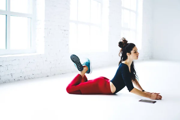 Kaukázusi Fitt Lány Nyújtózkodó Test Alatt Tornaterem Pilates Edzés Aerobic — Stock Fotó