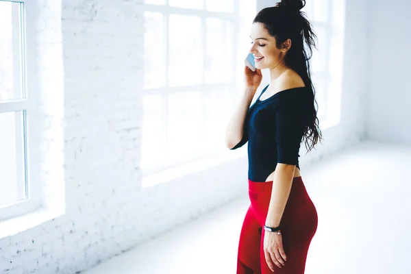 Cheerful Female Athlete Tracksuit Calling Personal Trainer Discussing Time Aerobic — Stockfoto