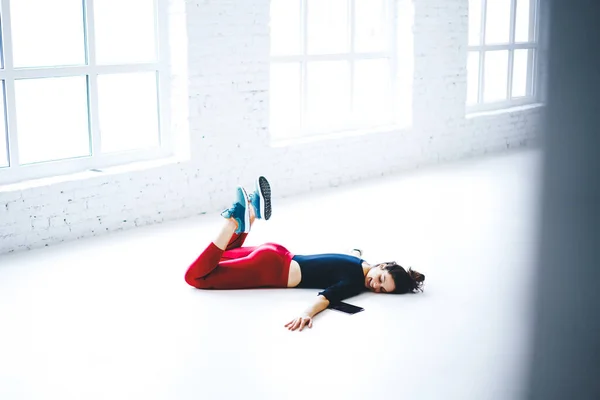 Chica Forma Feliz Ropa Deportiva Tumbada Suelo Gimnasio Sintiéndose Cansada —  Fotos de Stock