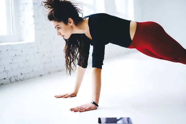 有决心的女人在健身房做俯卧撑练习 锻炼胸部和胳膊肌肉 苗条强壮的女孩做强身健体的运动 锻炼木板 以保持体形和健康的生活方式 — 图库照片