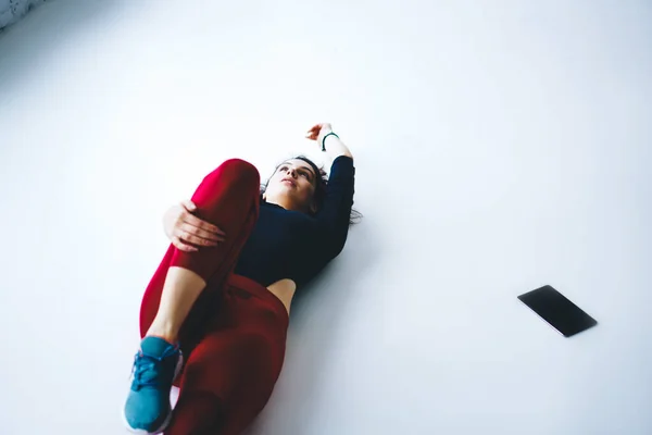 Chica Forma Caucásica Estirando Cuerpo Durante Entrenamiento Pilates Gimnasio Estudio — Foto de Stock