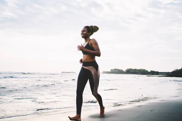 Wanita Muda Yang Bahagia Dengan Pakaian Aktif Mencapai Tujuan Lari — Stok Foto