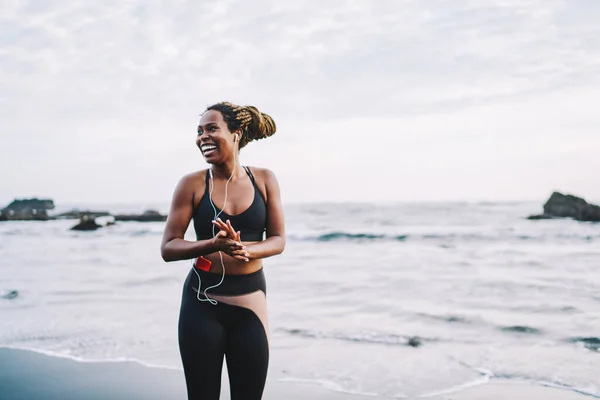 Joyeuse Fille Forme Avec Une Silhouette Décontractée Écoutant Livre Audio — Photo