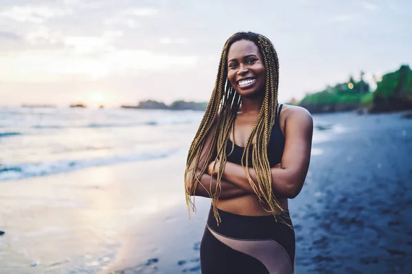 Cheerful African American Woman Dressed Active Wear Laughing Sea Coastline — стокове фото