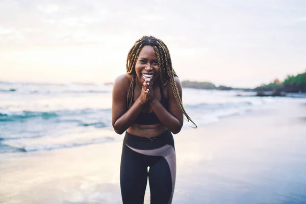 Πορτρέτο Της Χαρούμενης Αφροαμερικανής Γυναίκα Αισθάνεται Ενθουσιασμένος Κατά Διάρκεια Της — Φωτογραφία Αρχείου