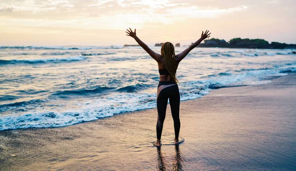 Vista Posteriore Del Corridore Donna Soddisfatto Tuta Sportiva Alzare Mani — Foto Stock