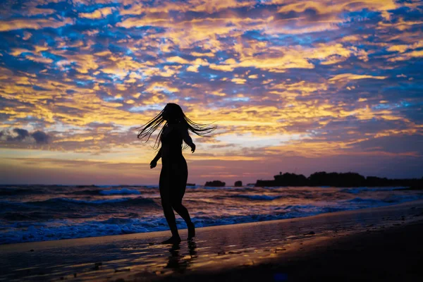 Silueta Femenina Con Pintoresco Cielo Colorido Sobre Fondo Sintiéndose Despreocupada — Foto de Stock