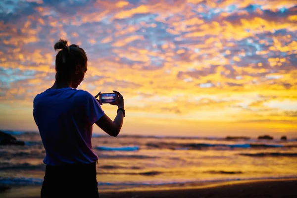 Blogger Viajes Usando Cámara Frontal Aplicación Para Teléfonos Inteligentes Para — Foto de Stock