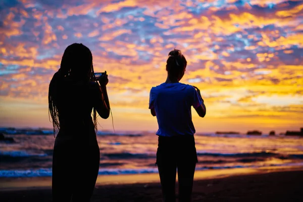 Visão Traseira Mulheres Milenares Filmando Vlog Vídeo Sobre Férias Turísticas — Fotografia de Stock