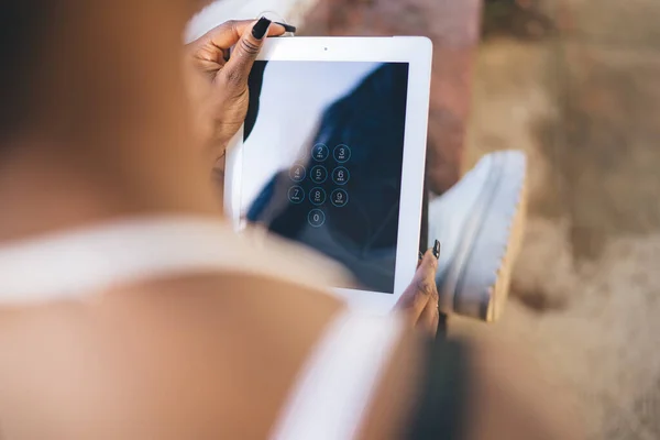 Mujer Recortada Usando Tableta Digital Con Internet Inalámbrico Para Autorizar — Foto de Stock