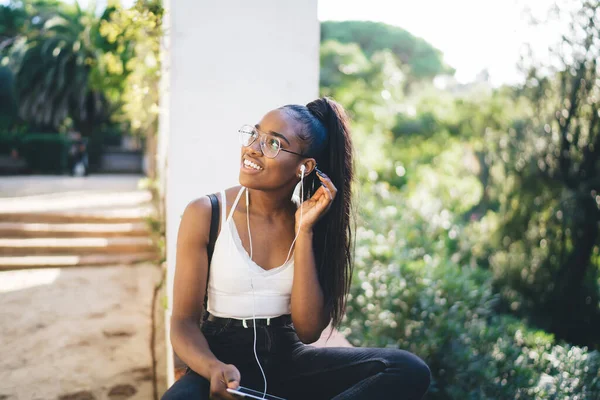 Темношкіра Студентка Електронних Навушниках Насолоджується Вільним Часом Музичним Подкастом Використовуючи — стокове фото