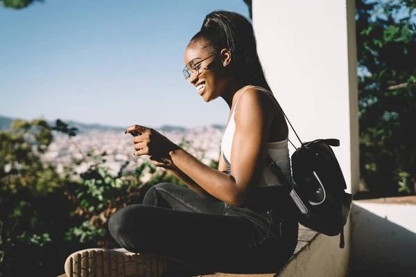 Funny African American Travel Blogger Enjoying Smartphone Messaging Network Followers — Fotografia de Stock