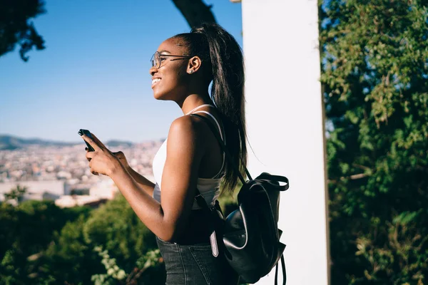 Menina Hipster Feliz Óculos Clássicos Segurando Tecnologia Celular Mãos Pensando — Fotografia de Stock