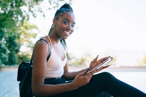 Retrato Feliz Blogueiro Afro Americano Com Toque Moderno Almofada Mãos — Fotografia de Stock