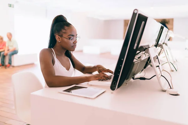 Afrikalı Amerikalı Kız Öğrenci Bilgisayardan Öğreniyor Üniversite Web Sitesinde Eğitim — Stok fotoğraf