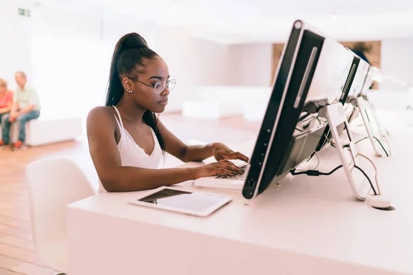 Afro Americano Estudiante Aprendizaje Ordenador Navegación Página Web Universidad Con — Foto de Stock