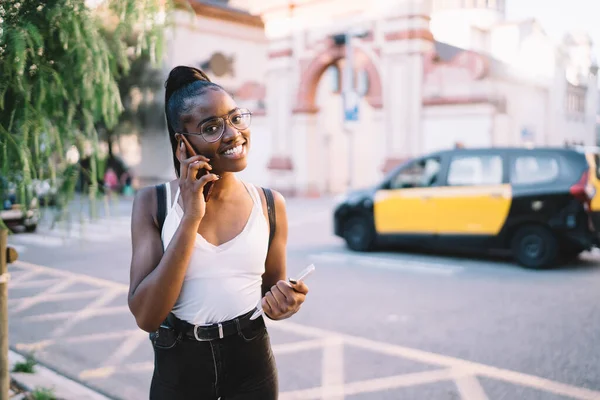 Cheerful Woman Spectacles Enjoying International Contact Conversation While Posing Street — Fotografia de Stock