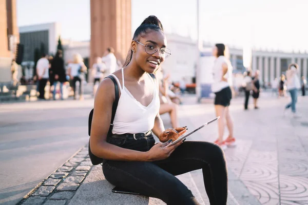 Retrato Menina Hipster Feliz Óculos Elegantes Usando Dispositivo Touch Pad — Fotografia de Stock