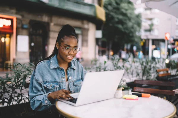 Mujer Piel Oscura Gafas Escribiendo Ordenador Portátil Compartir Contenido Páginas —  Fotos de Stock