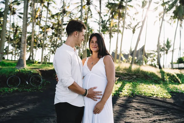 Alegre Pareja Joven Con Esposa Embarazada Acariciándose Mientras Pasa Tiempo — Foto de Stock