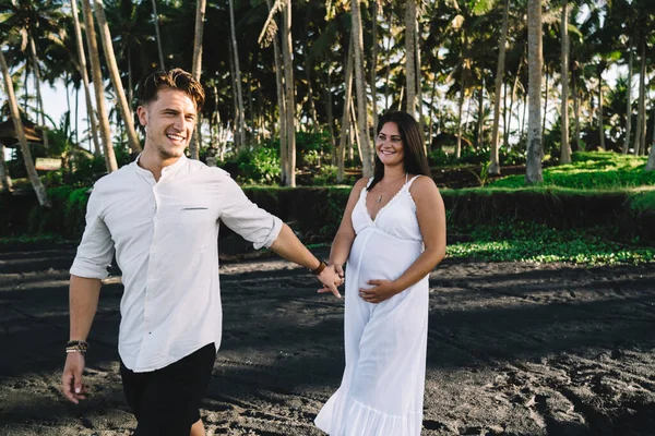 Gelukkig Zwanger Paar Zomer Outfits Hand Hand Glimlachen Tijdens Het — Stockfoto