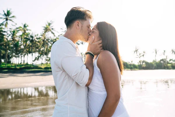 Zijaanzicht Van Liefdevol Zwanger Paar Zoenen Elkaar Het Strand Terwijl — Stockfoto