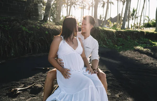 Glücklicher Ehemann Umarmt Schwangere Frau Weißen Sommerkleid Während Lächelt Und — Stockfoto