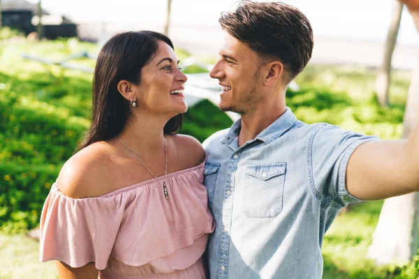 Happy Stylish Couple Summer Clothes Hugging Looking Each Other Love — Foto Stock