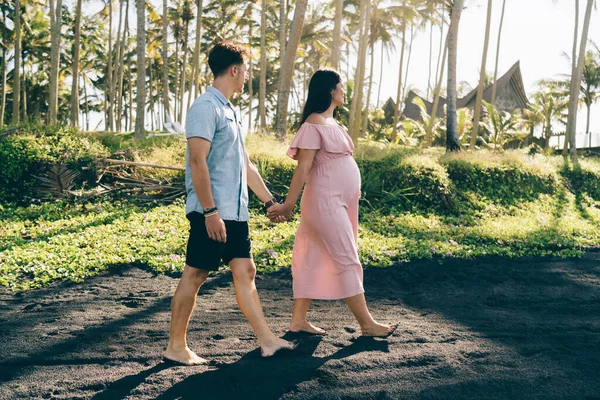 Vista Laterale Piena Lunghezza Giovane Coppia Incinta Indossa Eleganti Abiti — Foto Stock